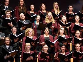 密歇根州立大学丹佛 Chorale singing with songbooks